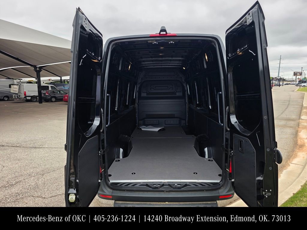 Used 2024 Mercedes-Benz eSprinter 170 Cargo image 5