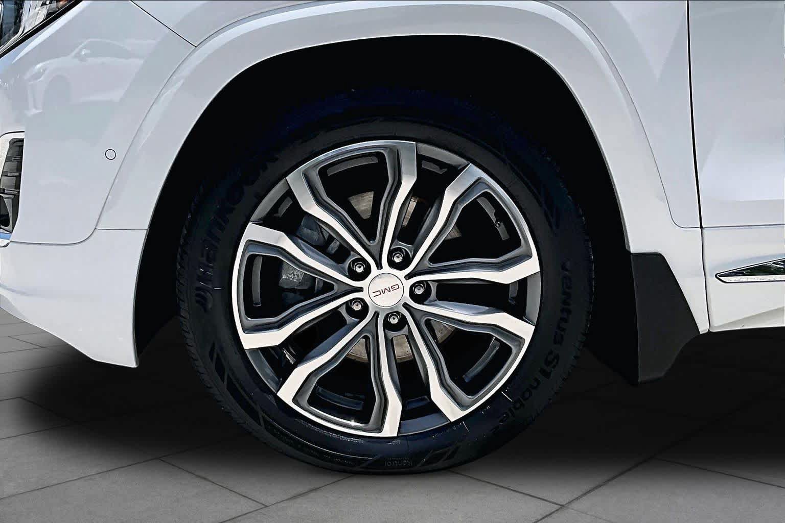 Used 2020 GMC Terrain Denali w/ Denali Premium Package FWD image 11