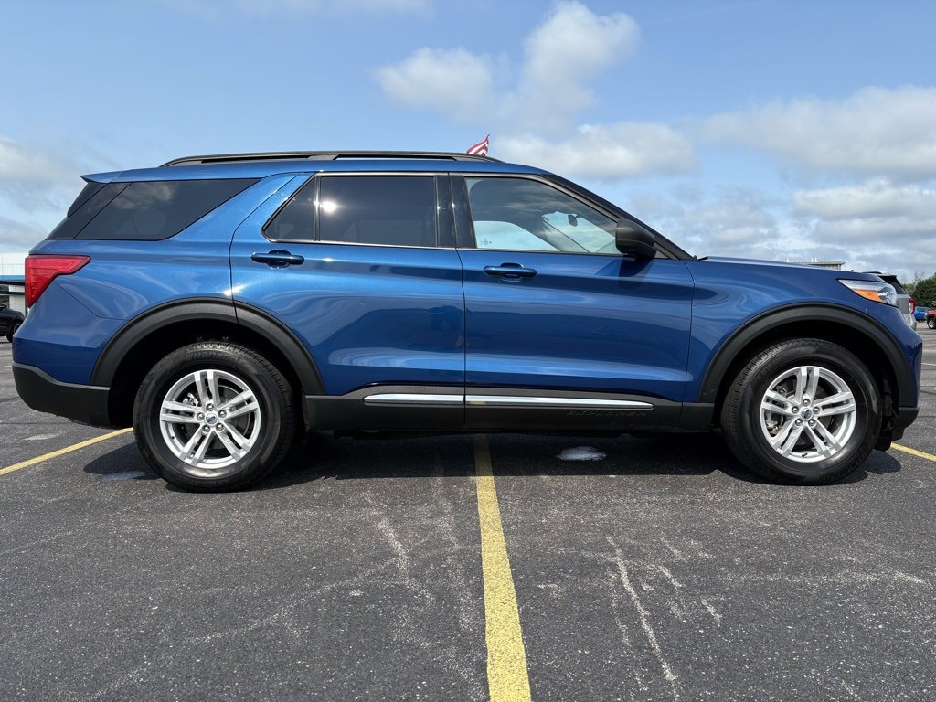 Used 2022 Ford Explorer XLT w/ Equipment Group 202A image 4