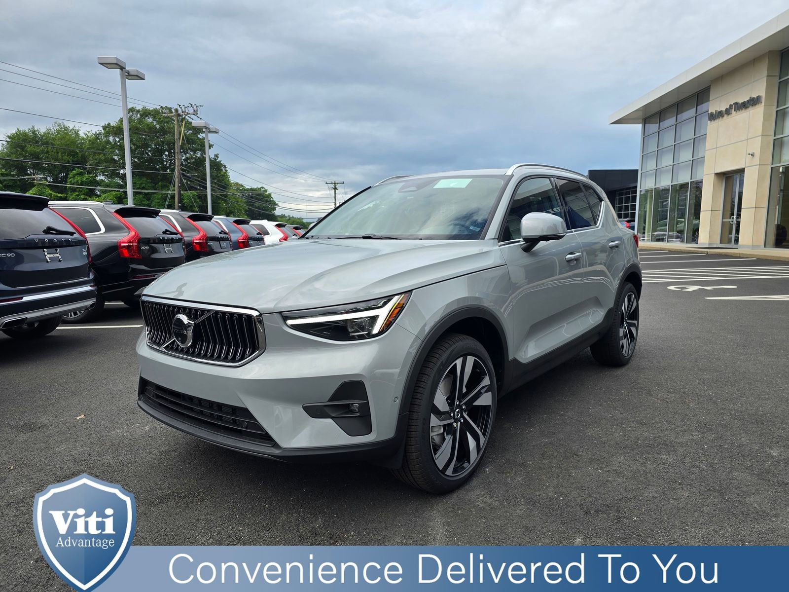 Used 2025 Volvo XC40 B5 Plus w/ Protection Package Premier image 4
