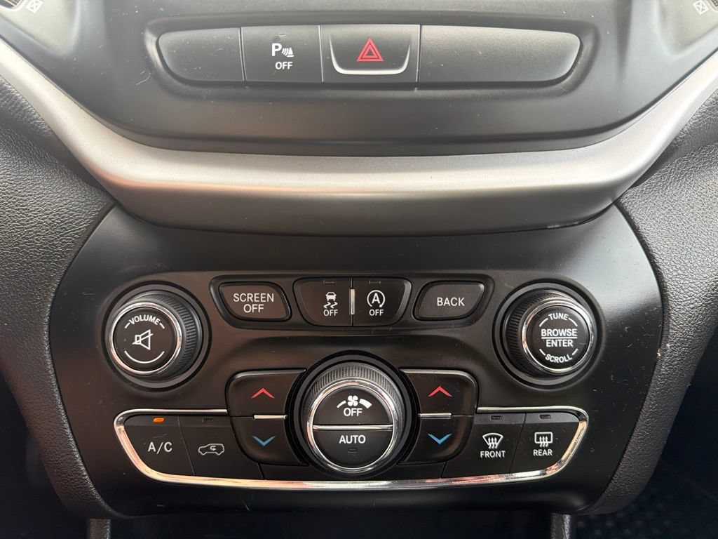 Used 2017 Jeep Cherokee Trailhawk w/ Comfort/Convenience Group AWD/4WD image 38