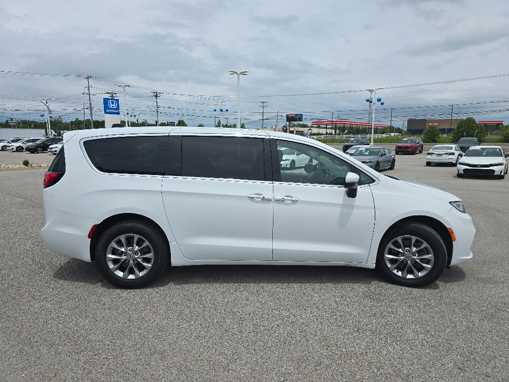 Used 2023 Chrysler Pacifica Touring-L AWD/4WD image 7