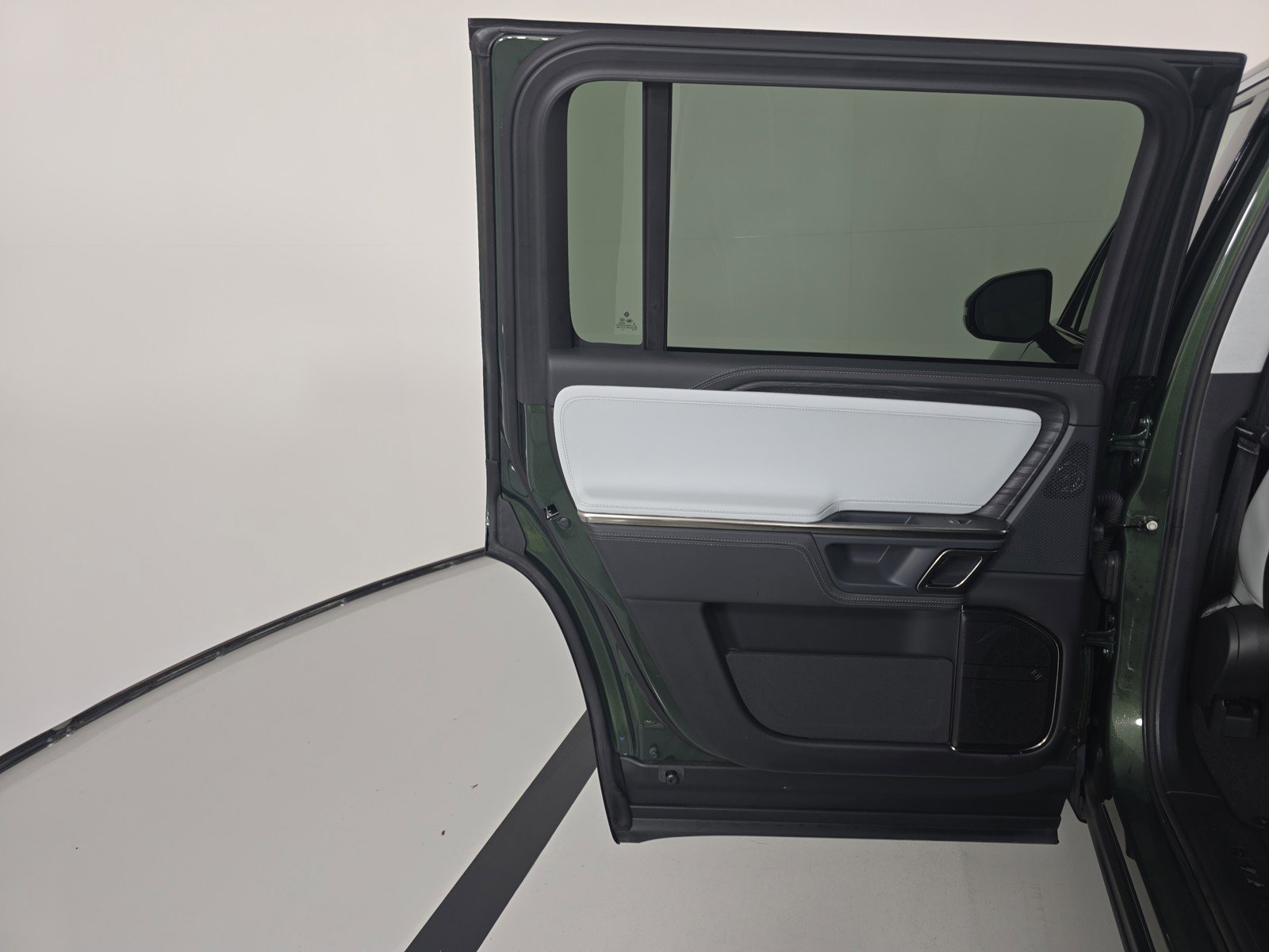 Used 2024 Rivian R1S Adventure AWD/4WD image 17