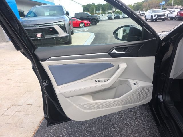 Used 2025 Volkswagen Jetta SE FWD image 14