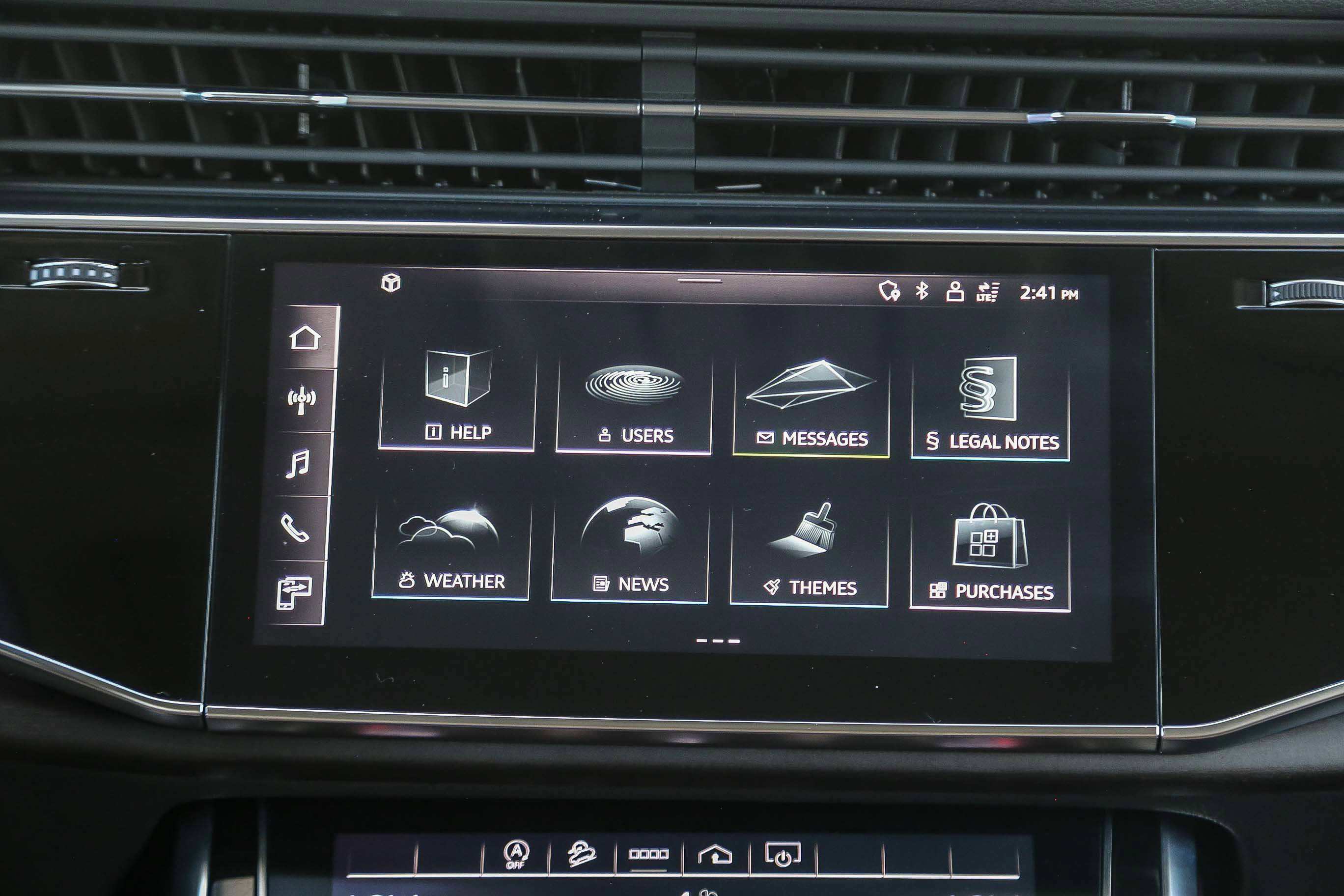 Used 2023 Audi Q8 Premium image 17