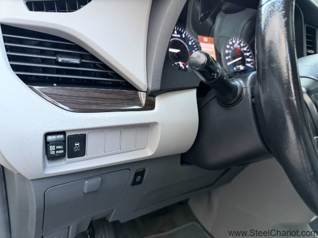 Used 2018 Toyota Sienna XLE image 14