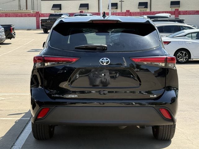 Used 2023 Toyota Highlander XLE FWD image 5