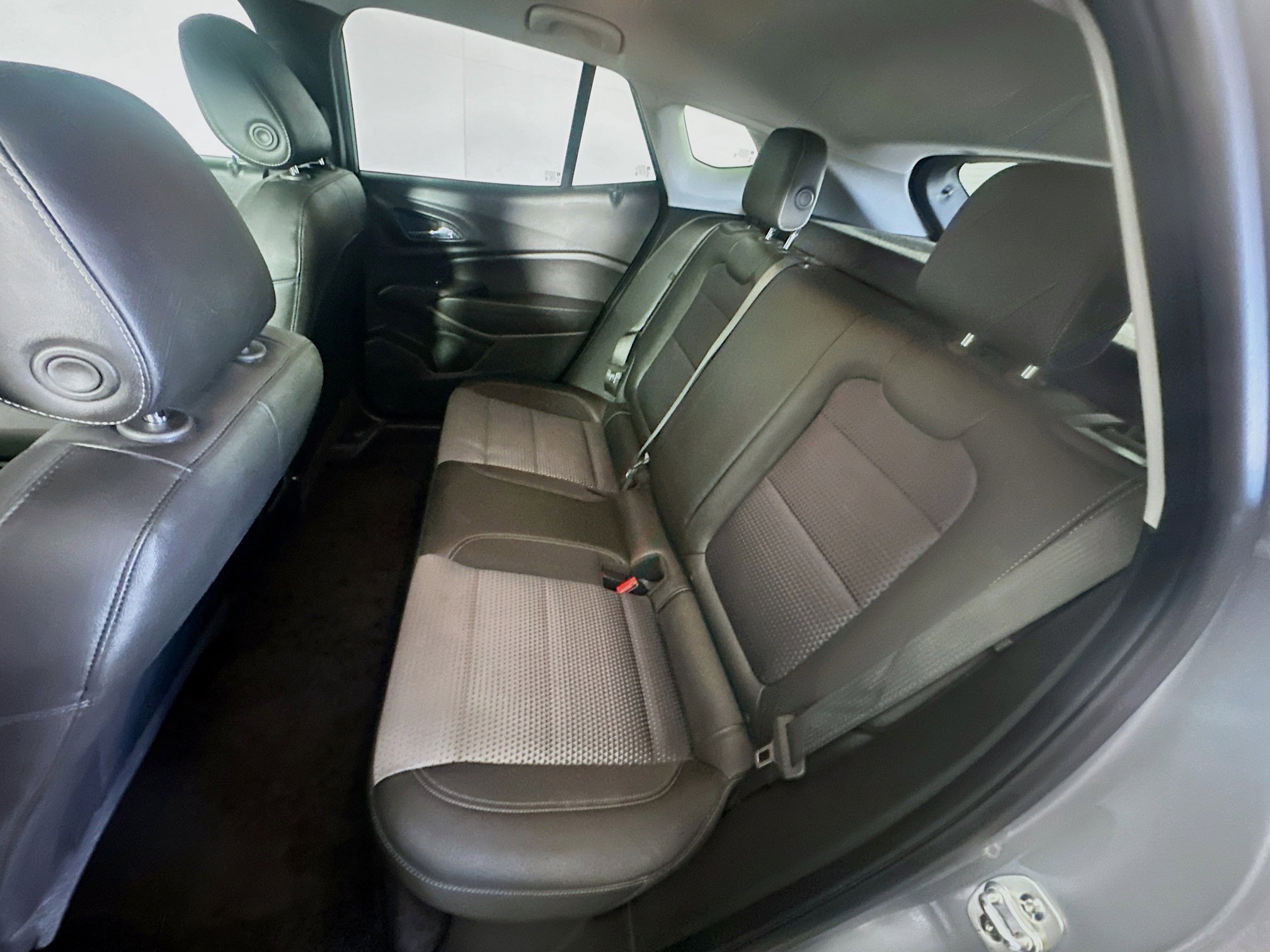 Used 2025 Chevrolet Trax LT FWD image 25