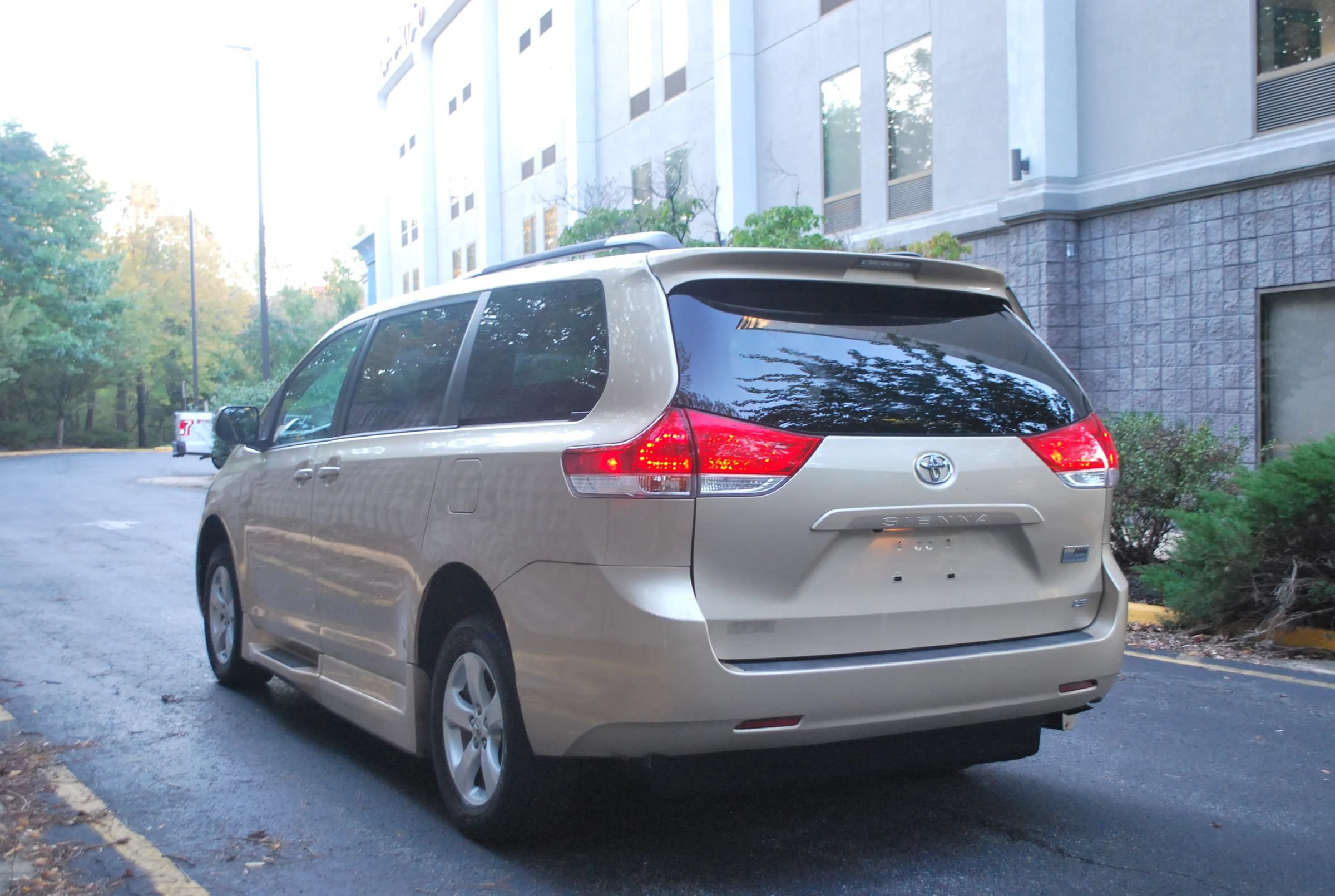 Used 2012 Toyota Sienna LE FWD image 4