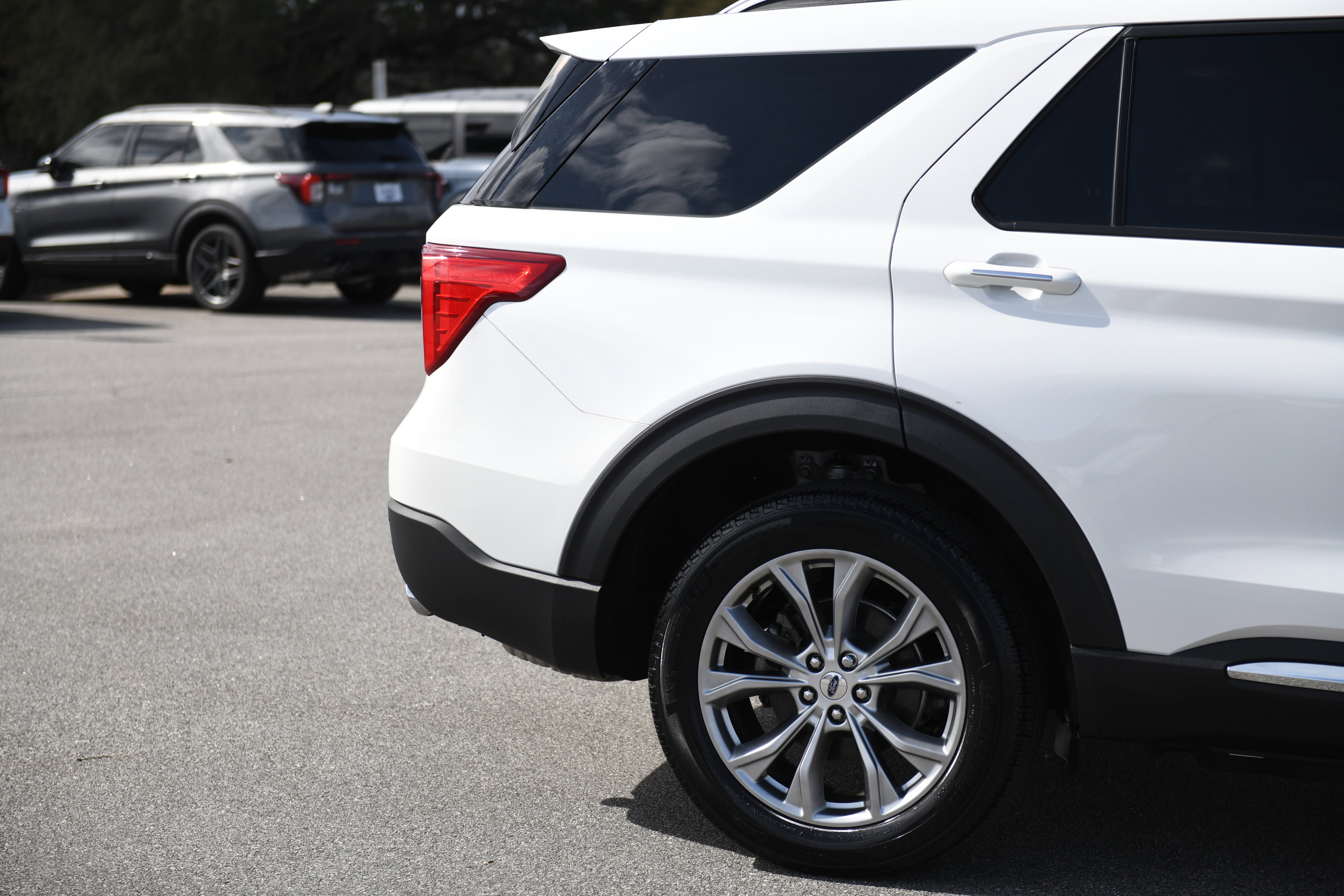 Used 2023 Ford Explorer Limited w/ Equipment Group 301A image 4