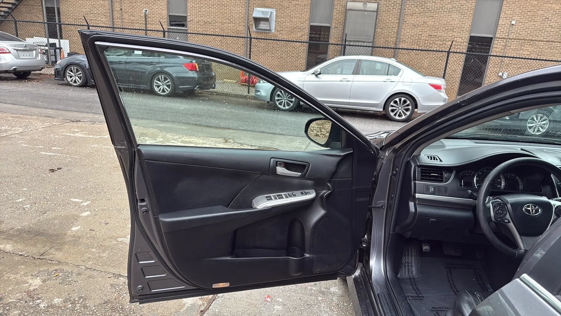 Used 2014 Toyota Camry SE w/ Moonroof Package FWD image 13