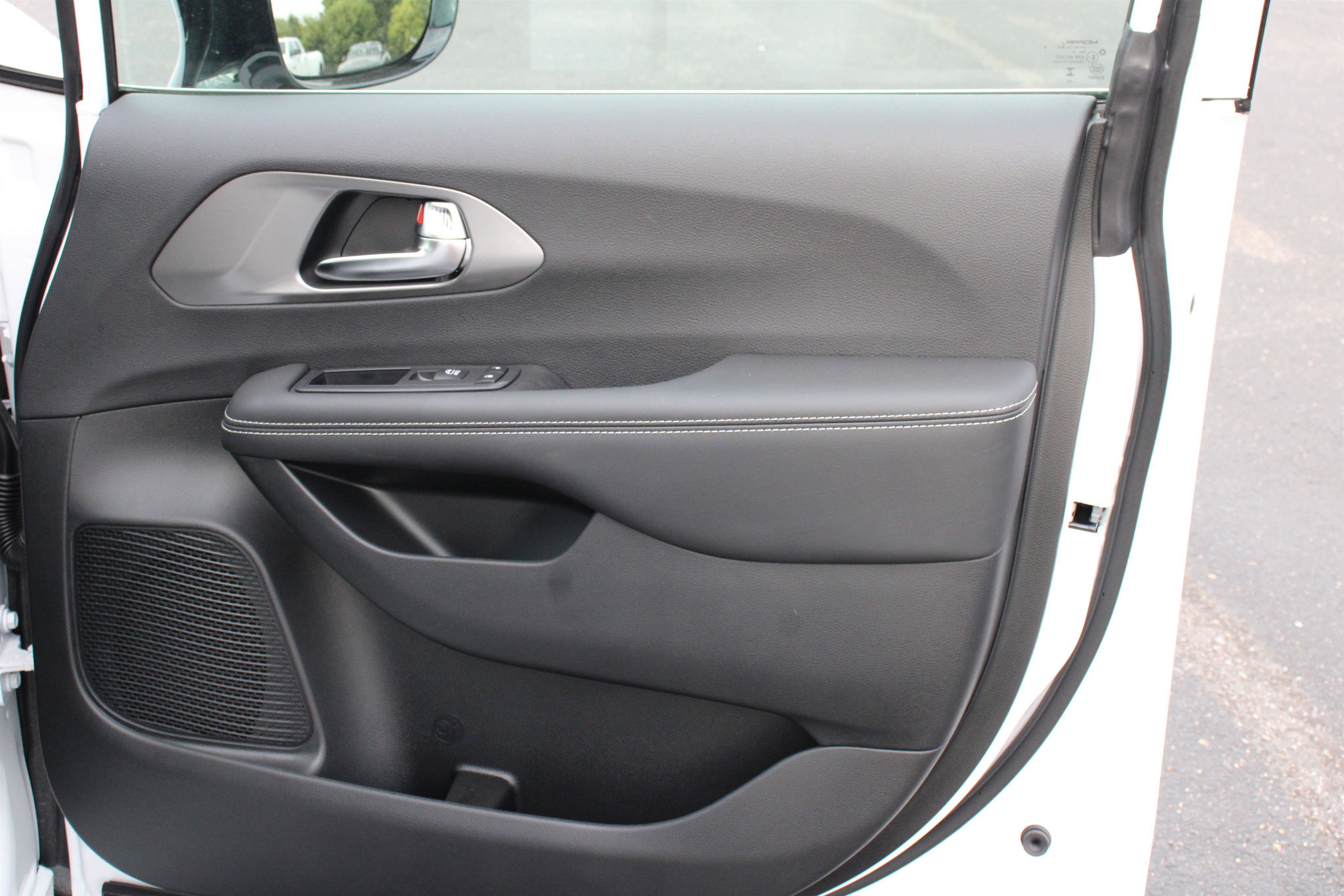 New 2026 Chrysler Pacifica Select AWD/4WD image 32