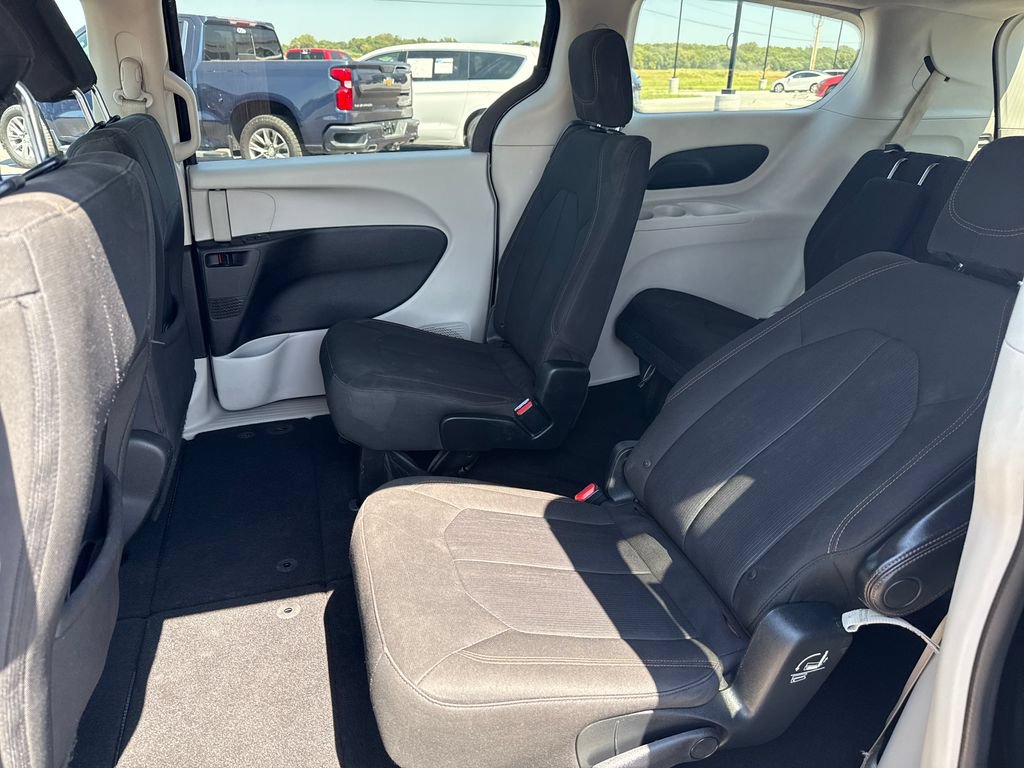 Used 2017 Chrysler Pacifica Touring FWD image 25