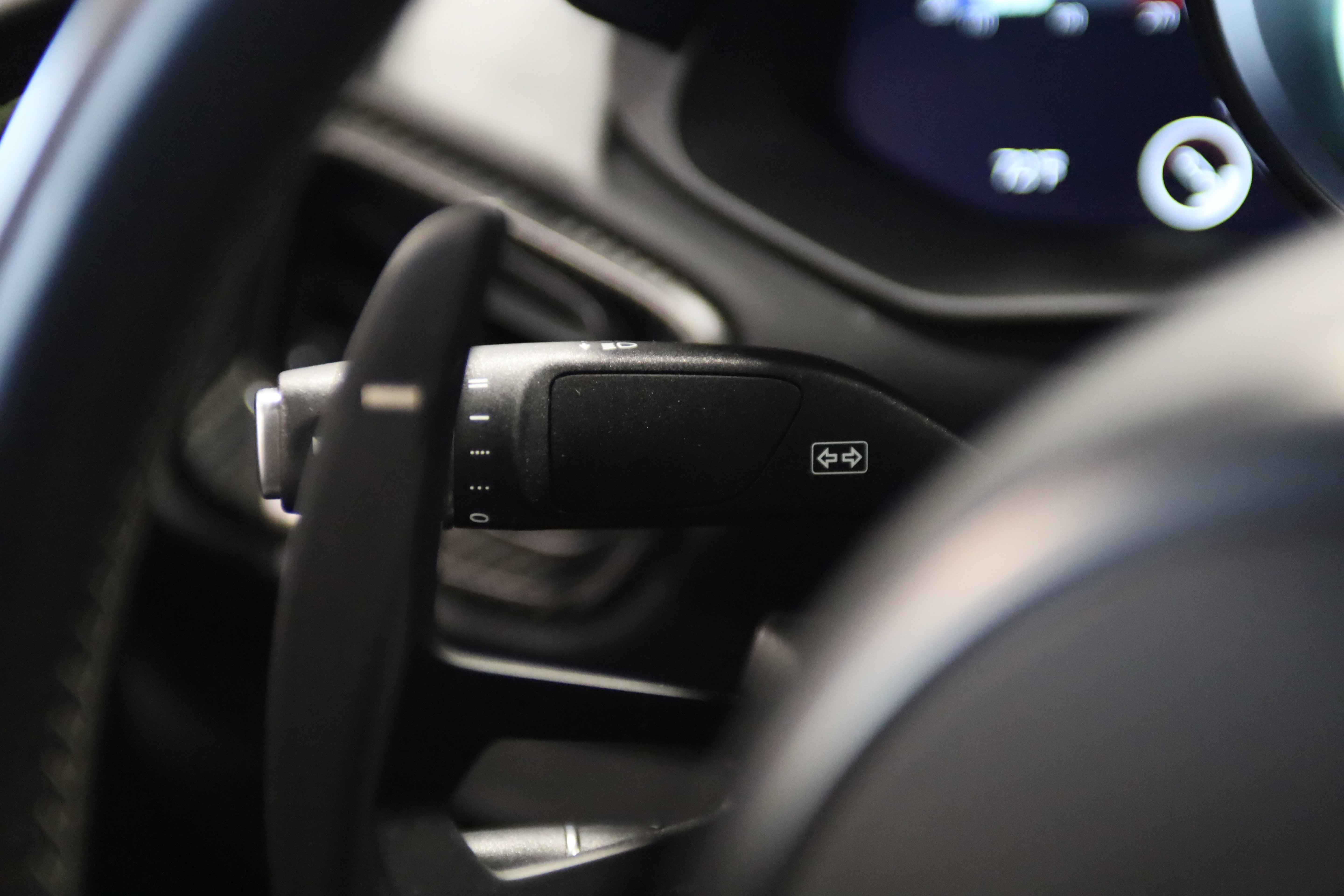 Used 2023 Aston Martin V8 Vantage Coupe RWD image 19