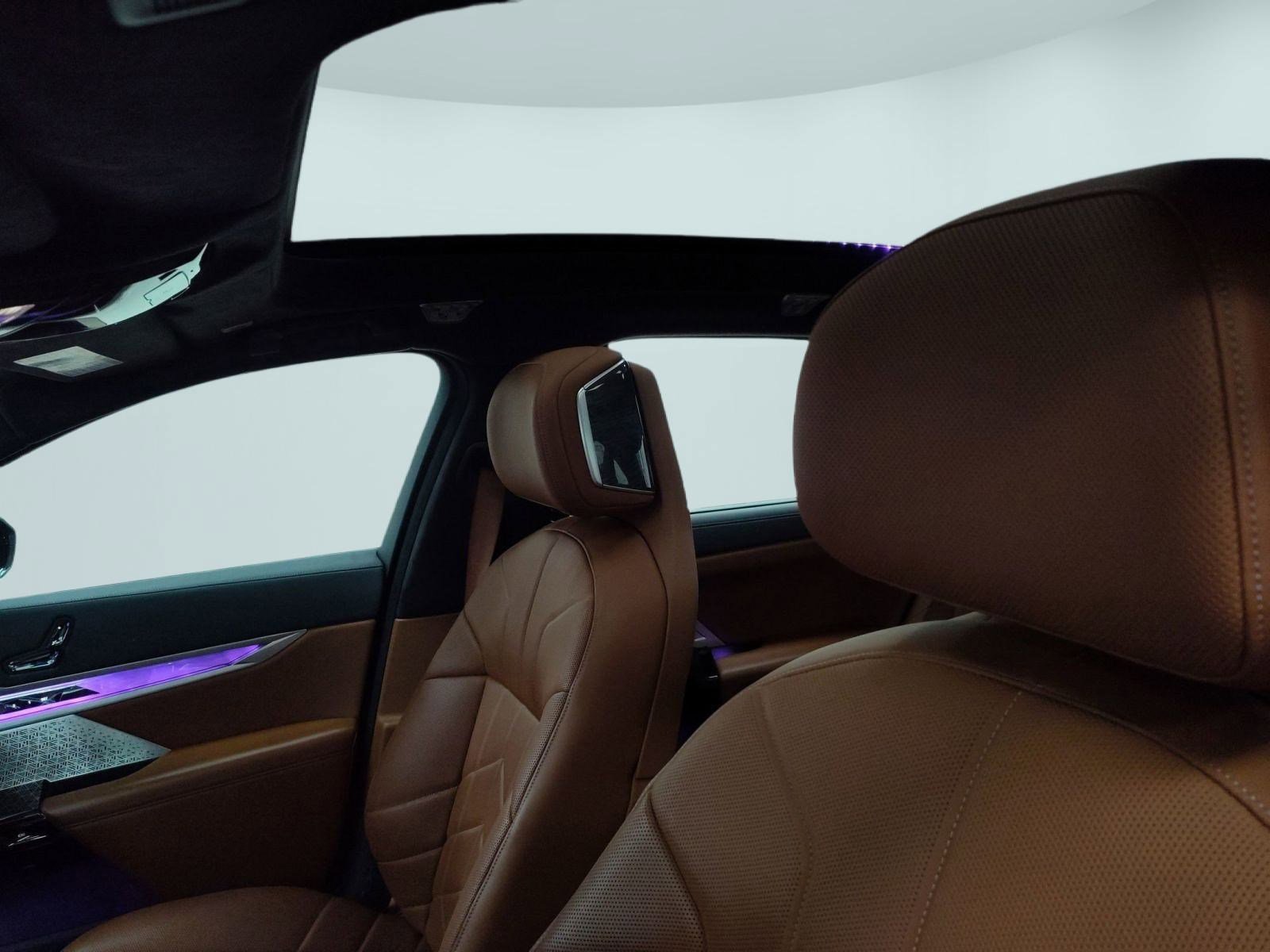 Certified 2023 BMW 760i xDrive w/ Luxury Rear Seating Package image 14
