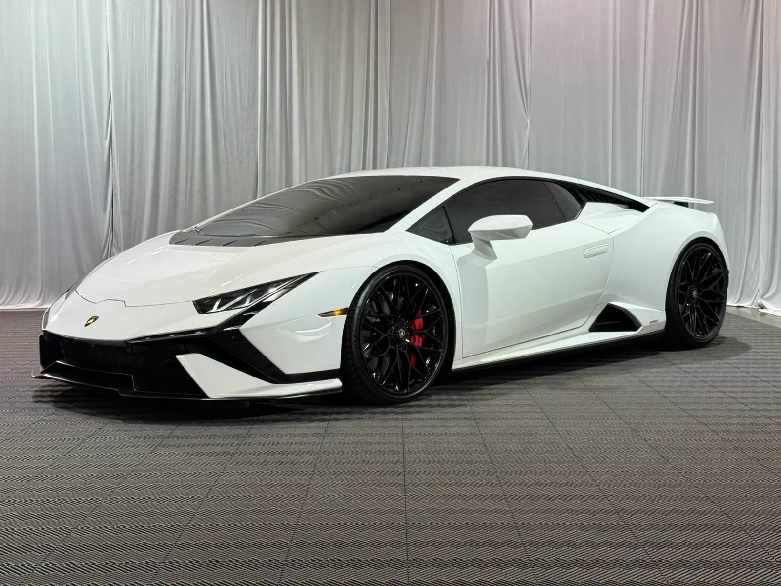 Used 2023 Lamborghini Huracan Tecnica RWD image 2
