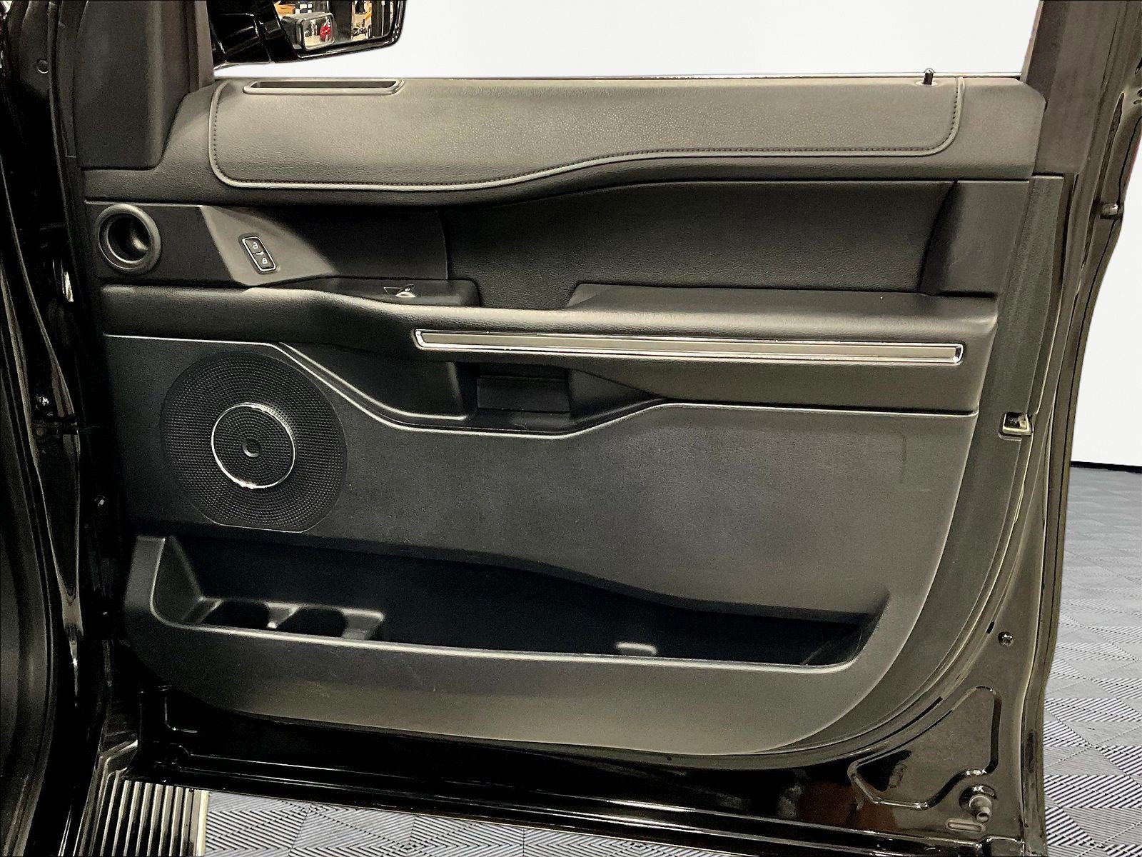 Used 2018 Ford Expedition Max XLT w/ Equipment Group 202A AWD/4WD image 29