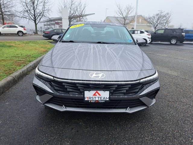 Used 2025 Hyundai Elantra Limited image 3