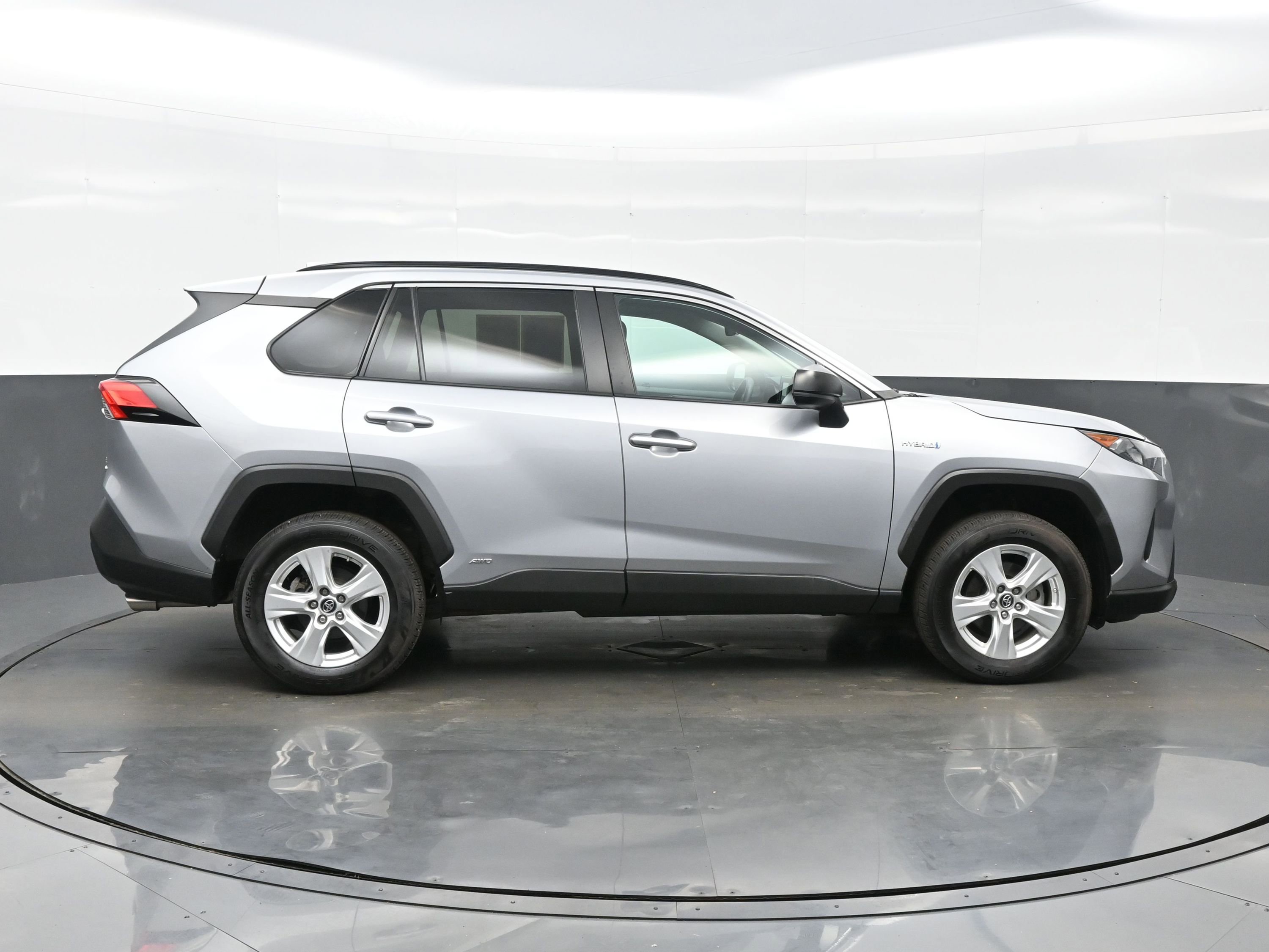 Used 2021 Toyota RAV4 LE image 7