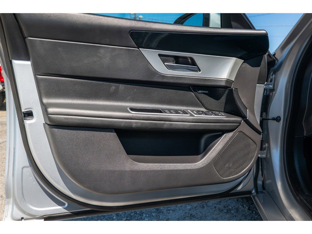 Used 2017 Jaguar XF Premium image 8