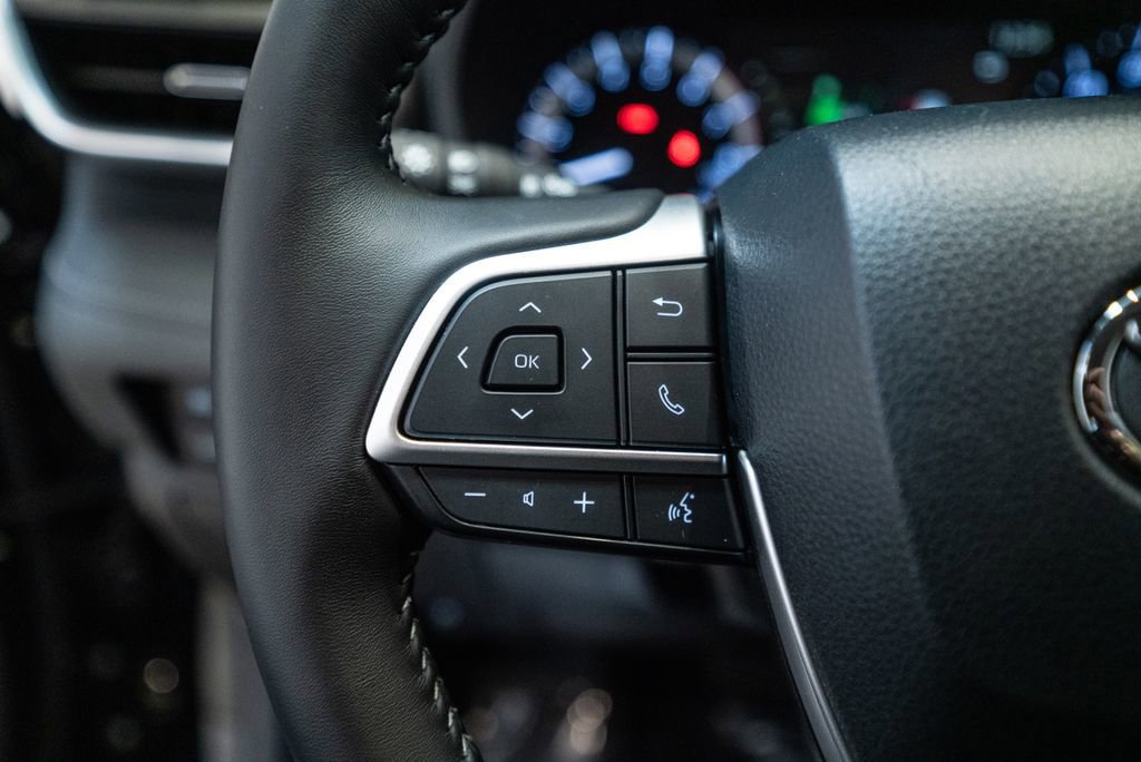Certified 2025 Toyota Highlander LE image 18