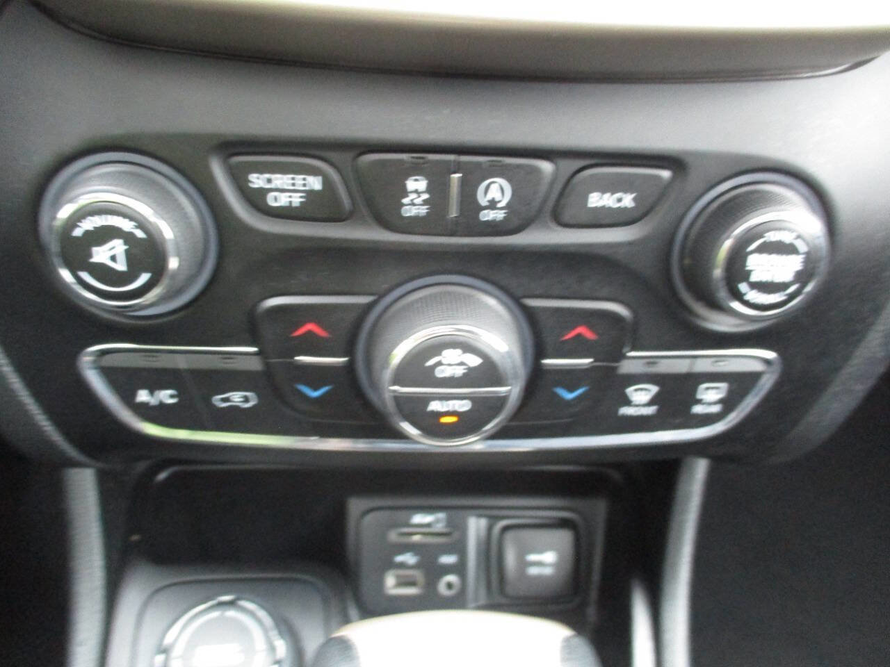 Used 2016 Jeep Cherokee Limited w/ Luxury Group image 30