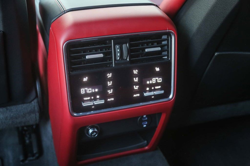 Used 2023 Porsche Cayenne Platinum Edition image 19