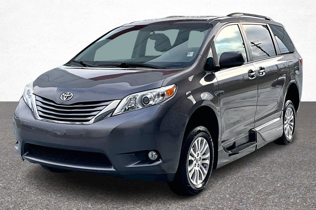Used 2015 Toyota Sienna XLE w/ XLE Navigation Package image 4