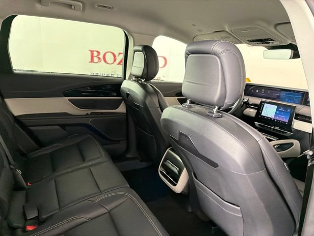 Used 2025 Lincoln Nautilus Premier AWD/4WD image 19