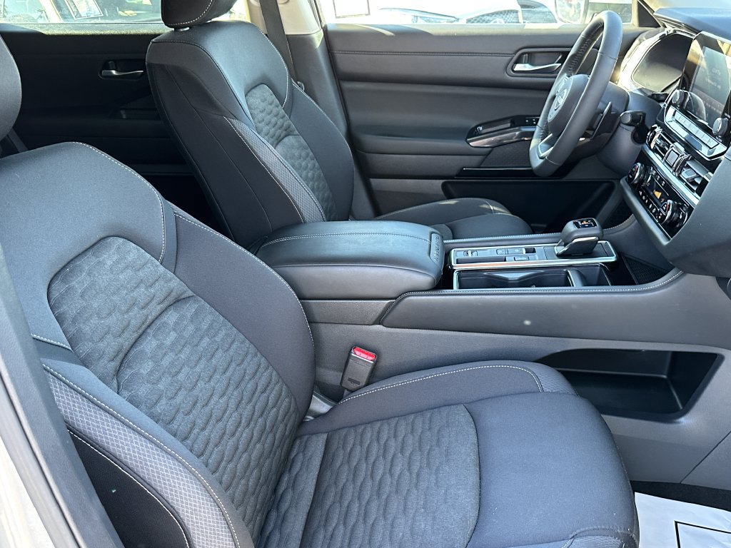 Used 2022 Nissan Pathfinder SV FWD image 16