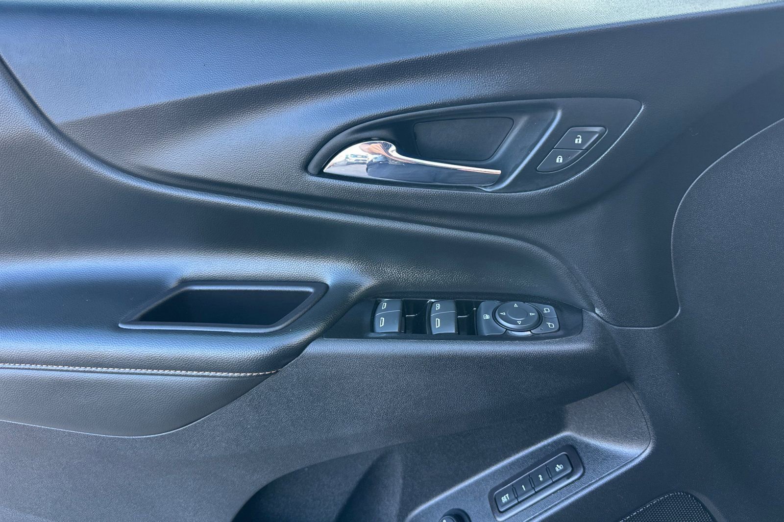 Used 2022 Chevrolet Equinox Premier image 12