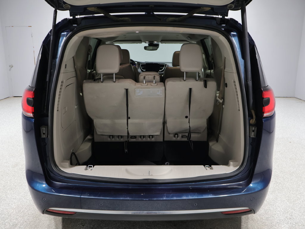 Used 2021 Chrysler Pacifica Touring-L FWD image 24