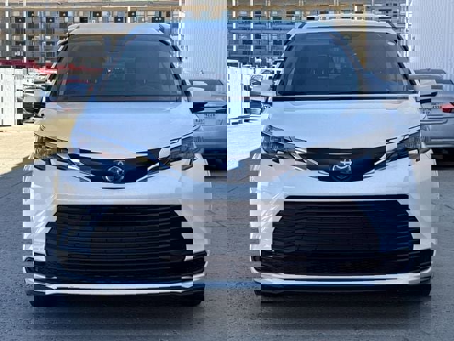 Used 2024 Toyota Sienna LE image 7