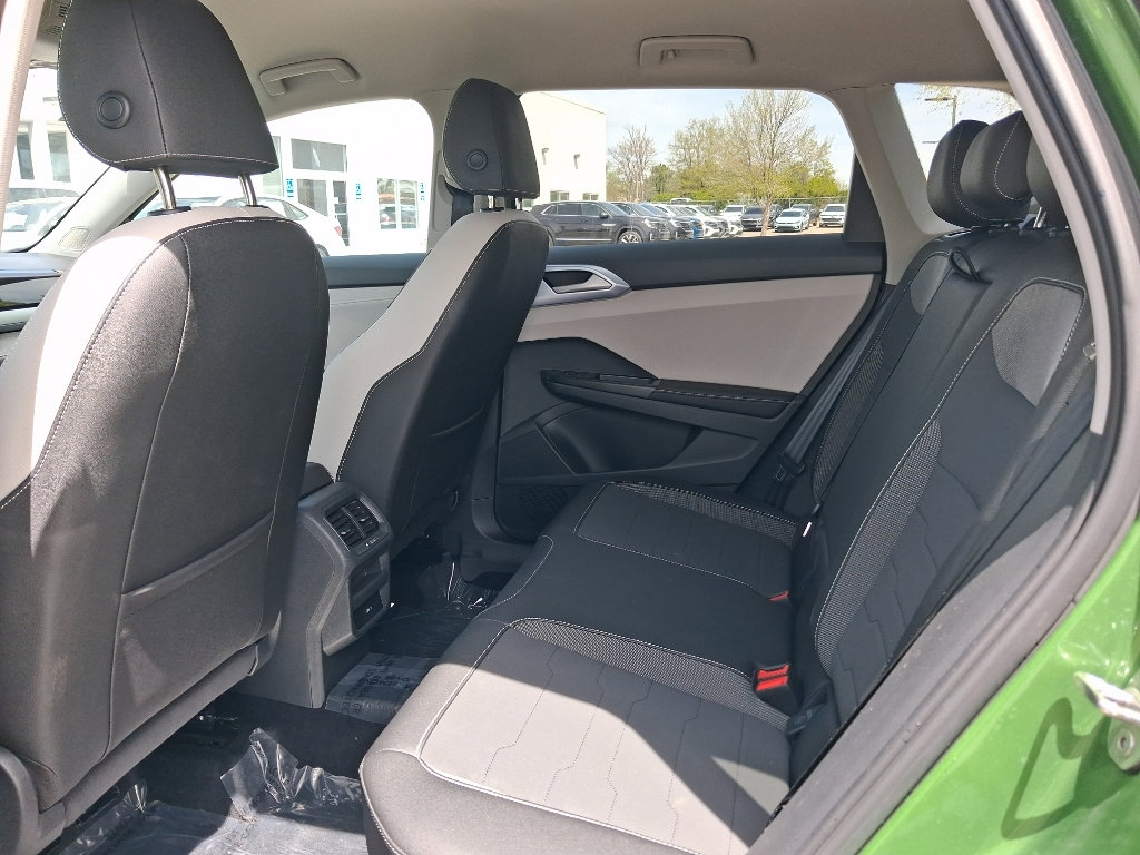 Used 2025 Volkswagen Taos SE AWD/4WD image 16