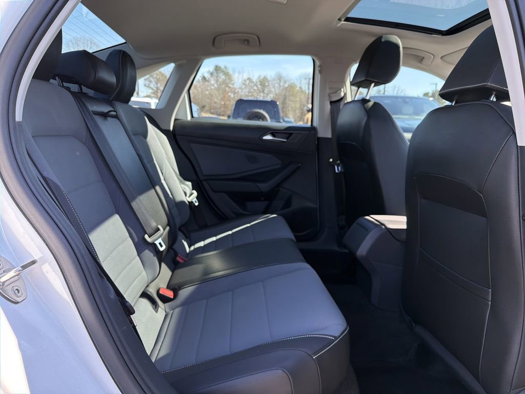 Used 2025 Volkswagen Jetta SE image 16