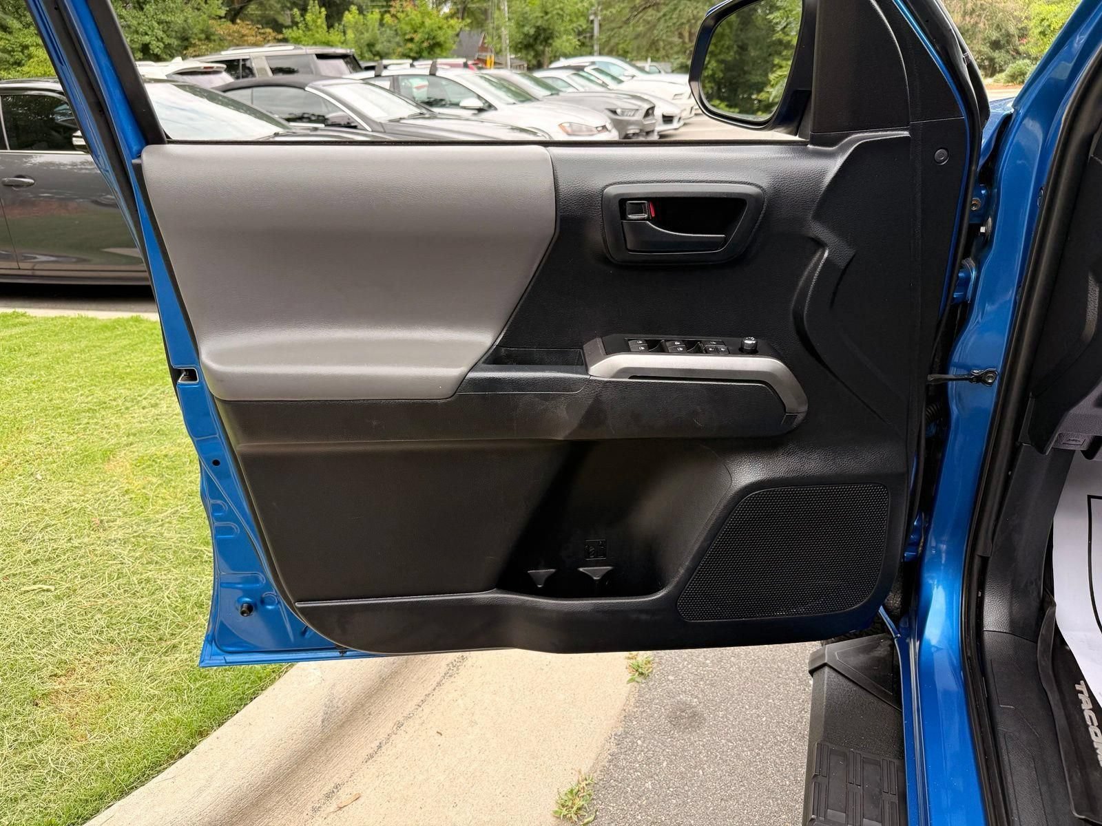 Used 2018 Toyota Tacoma SR5 RWD image 17