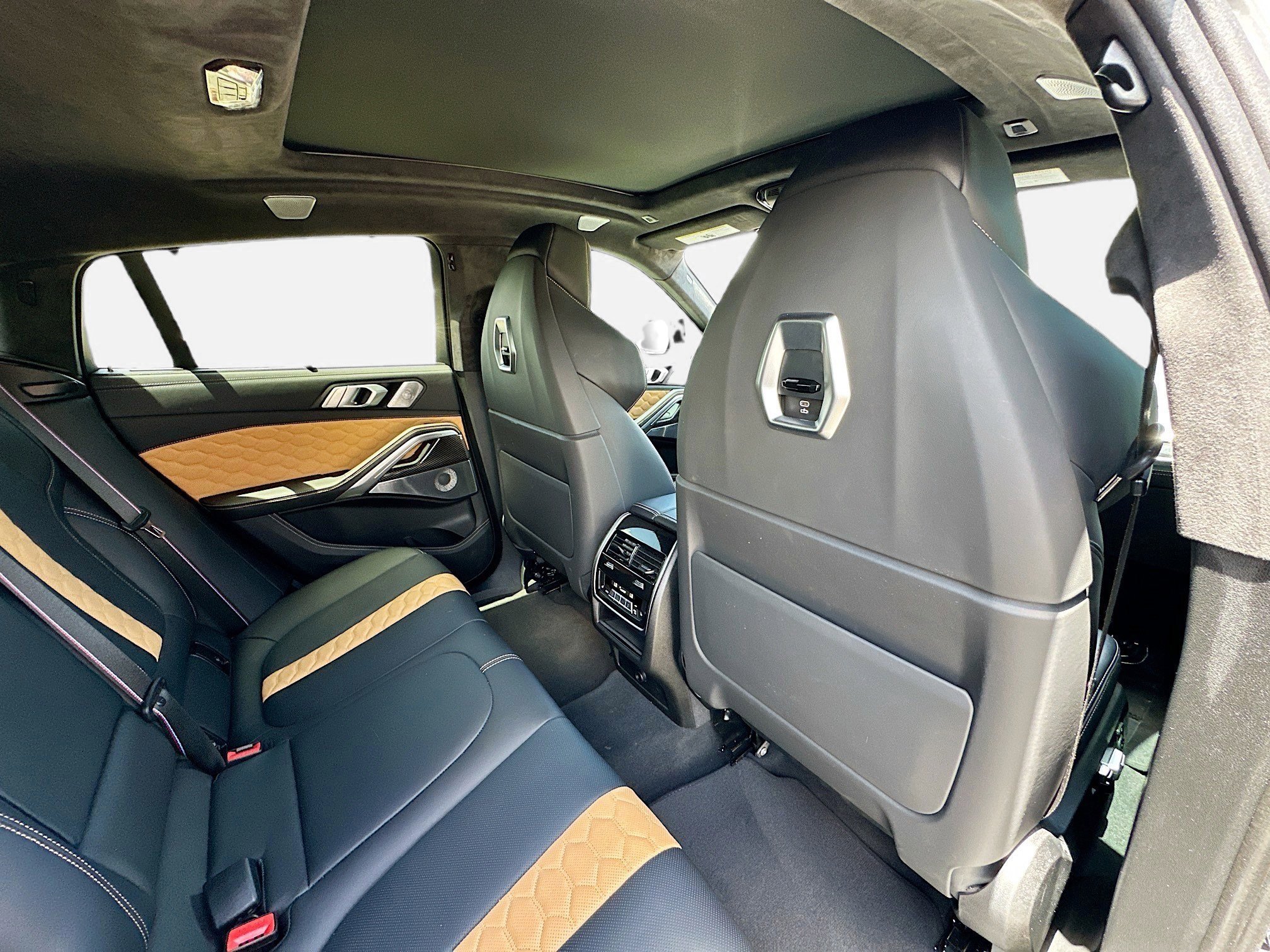 Used 2025 BMW X6 M Competition w/ Executive Package image 32