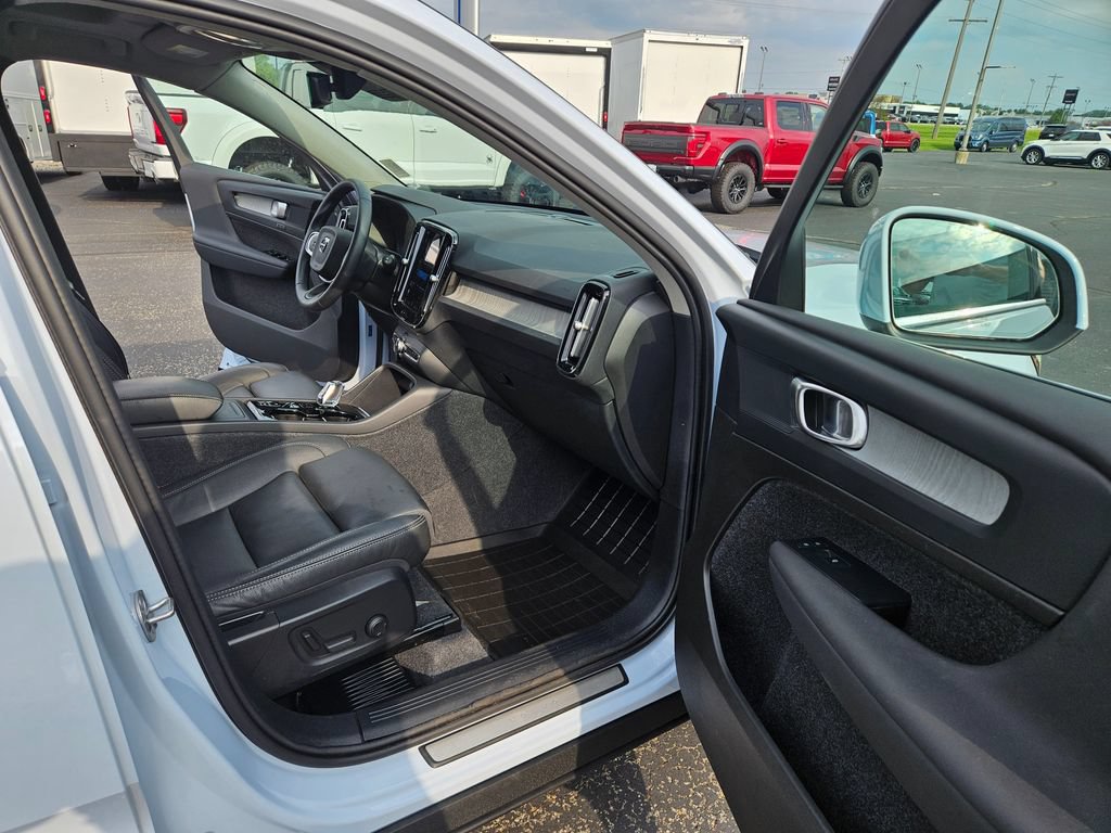 Used 2024 Volvo XC40 B5 Plus AWD/4WD image 23
