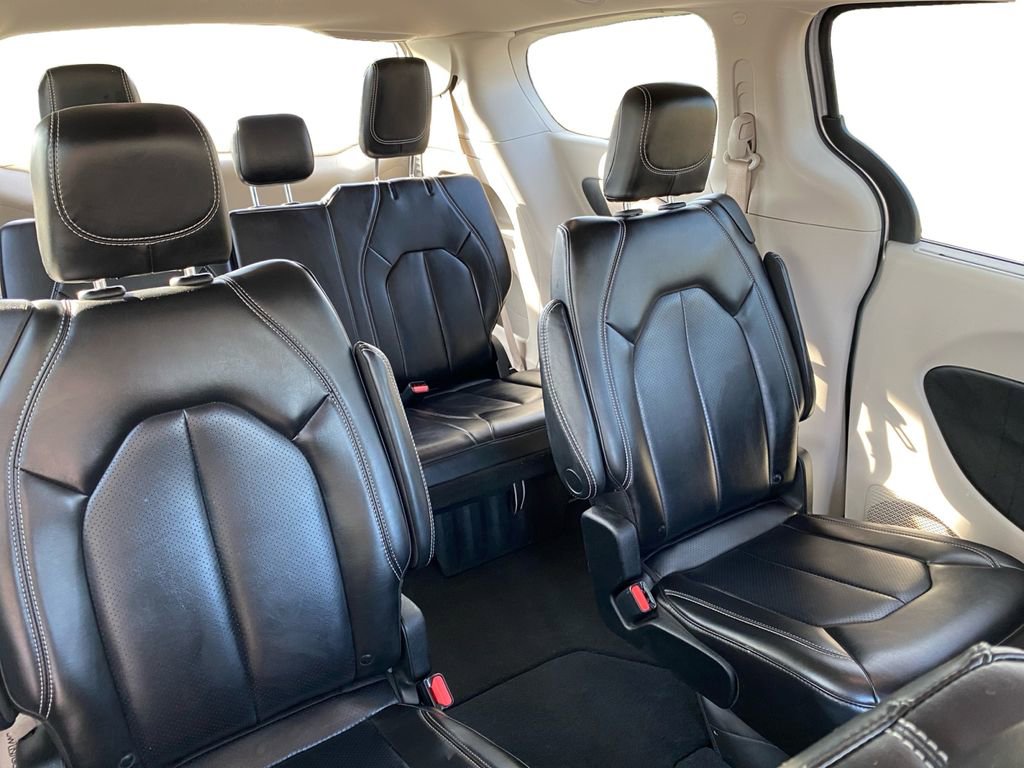 Used 2023 Chrysler Pacifica Touring-L FWD image 18