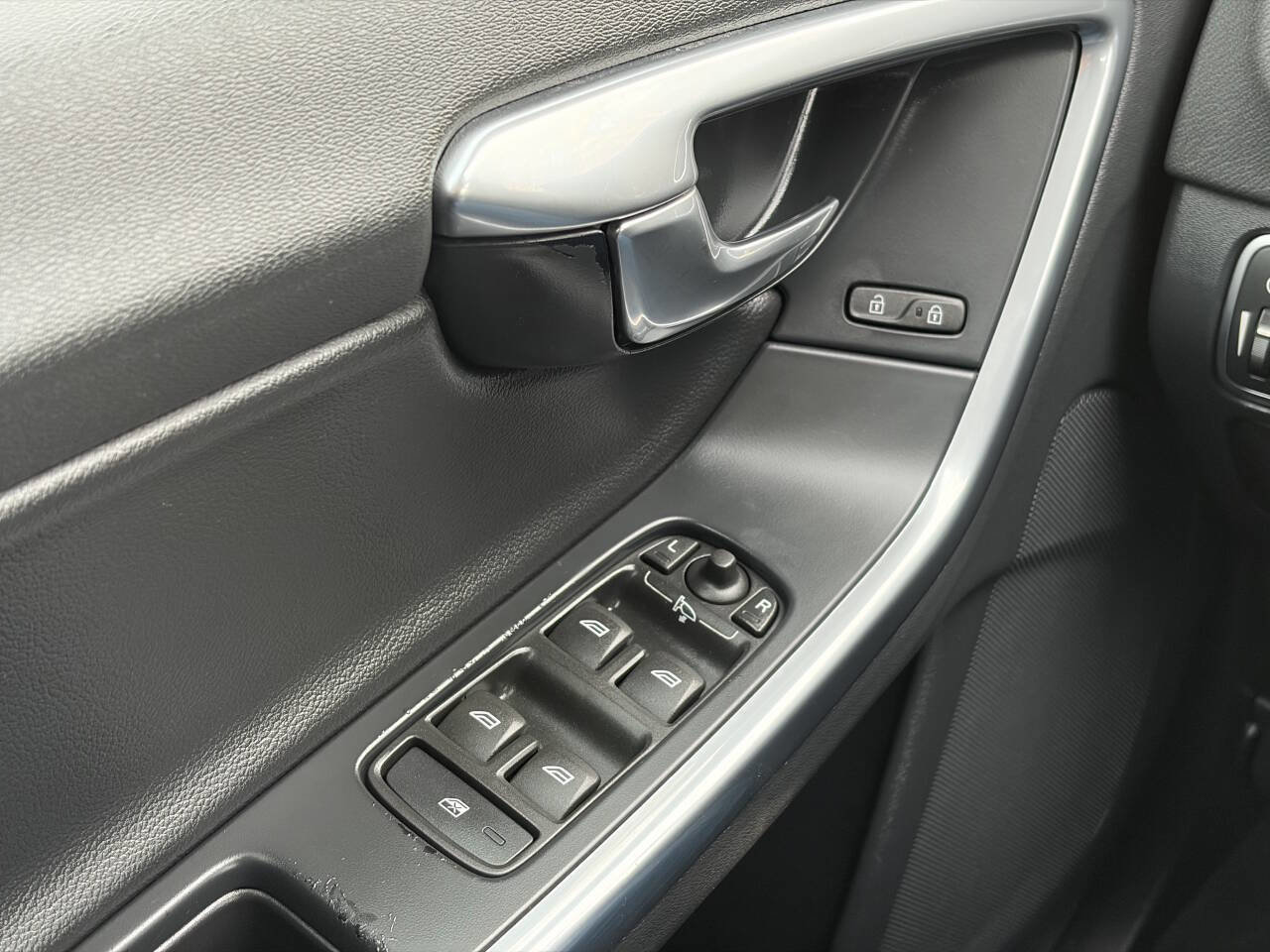 Used 2016 Volvo V60 T5 Cross Country Platinum w/ Climate Package image 26