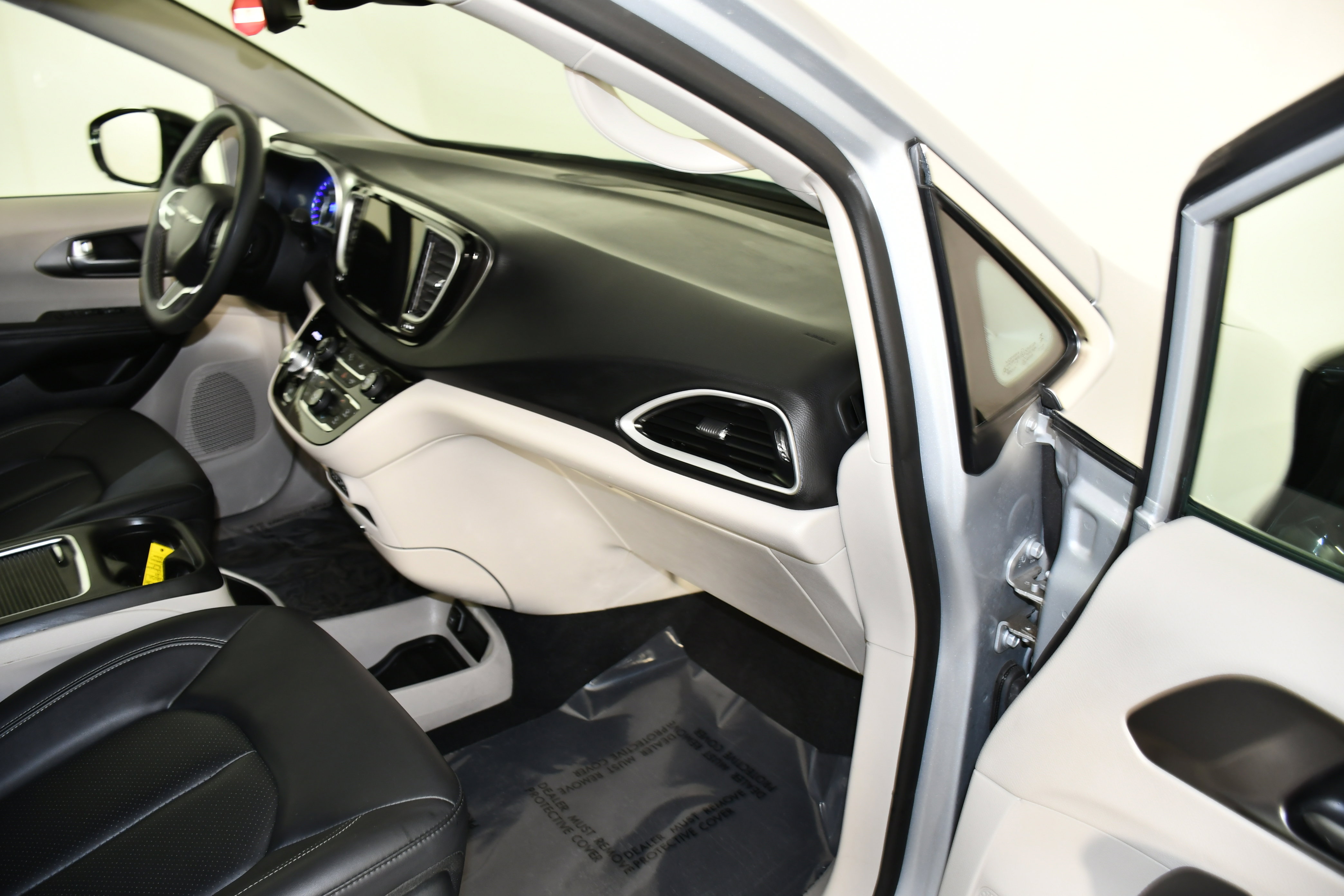 Used 2024 Chrysler Pacifica Touring-L image 41