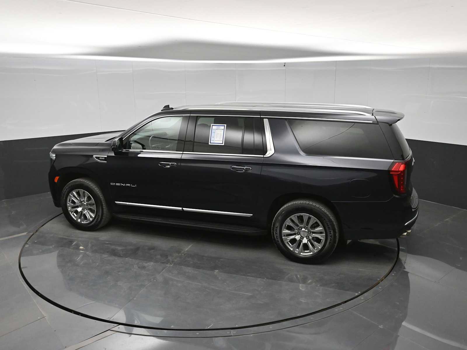 Used 2024 GMC Yukon XL Denali w/ Advanced Technology Package AWD/4WD image 31