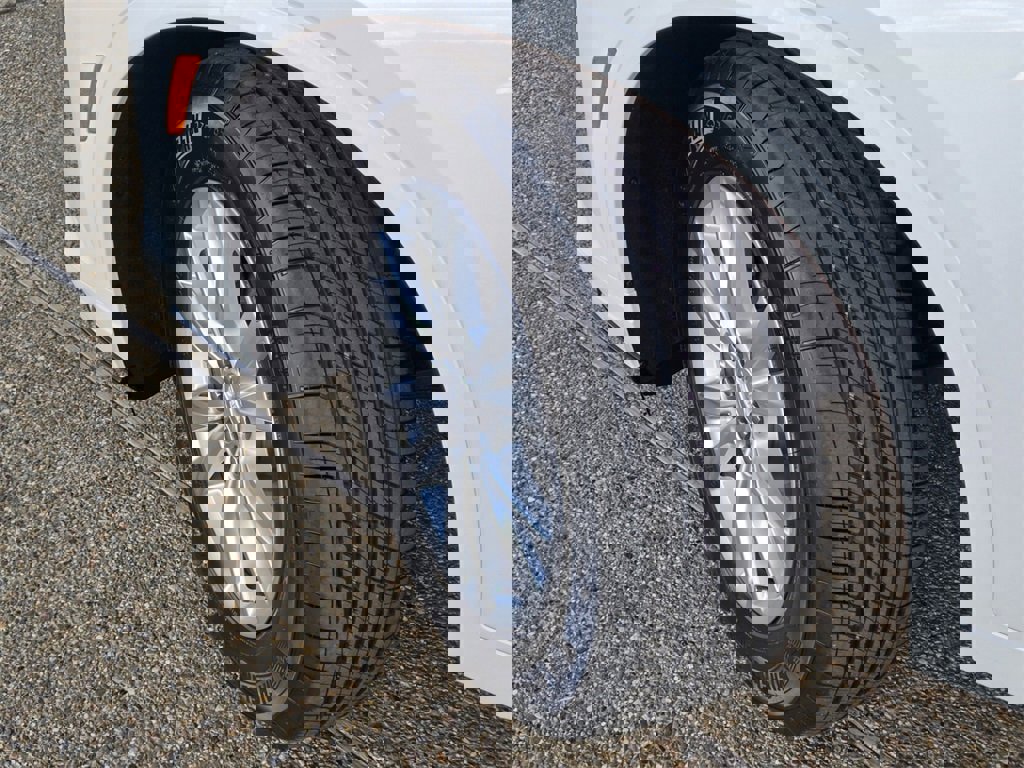 New 2025 Cadillac XT6 Luxury image 2