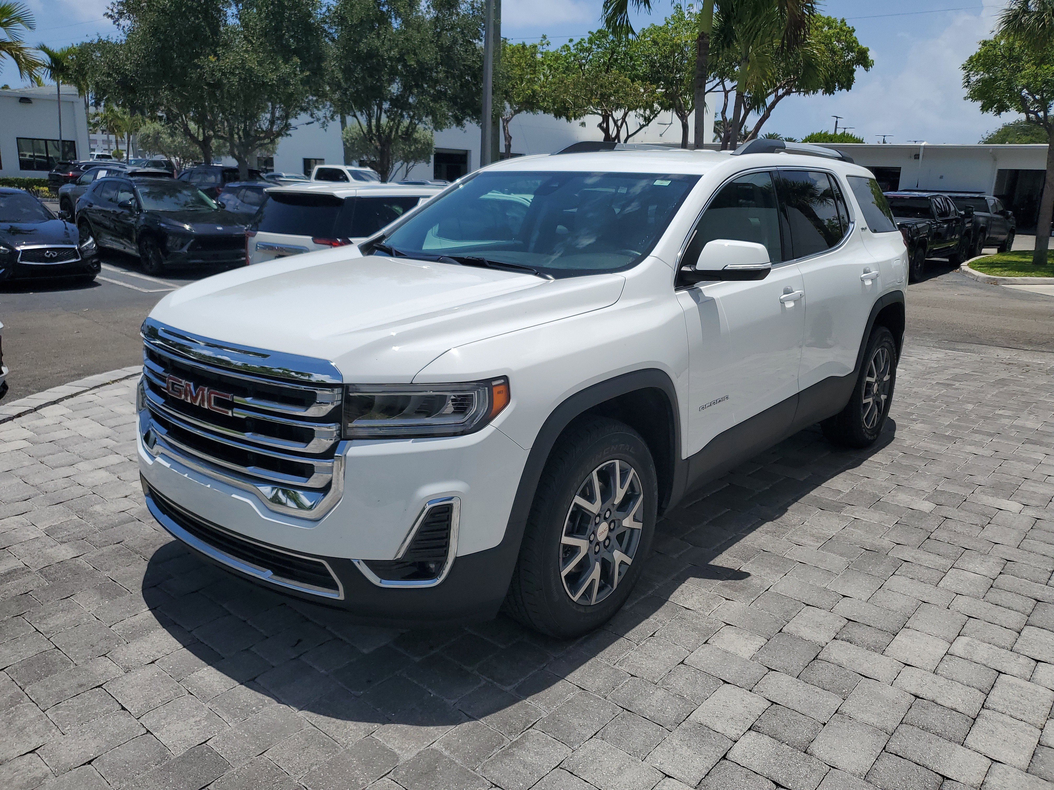 Used 2023 GMC Acadia SLT FWD image 3