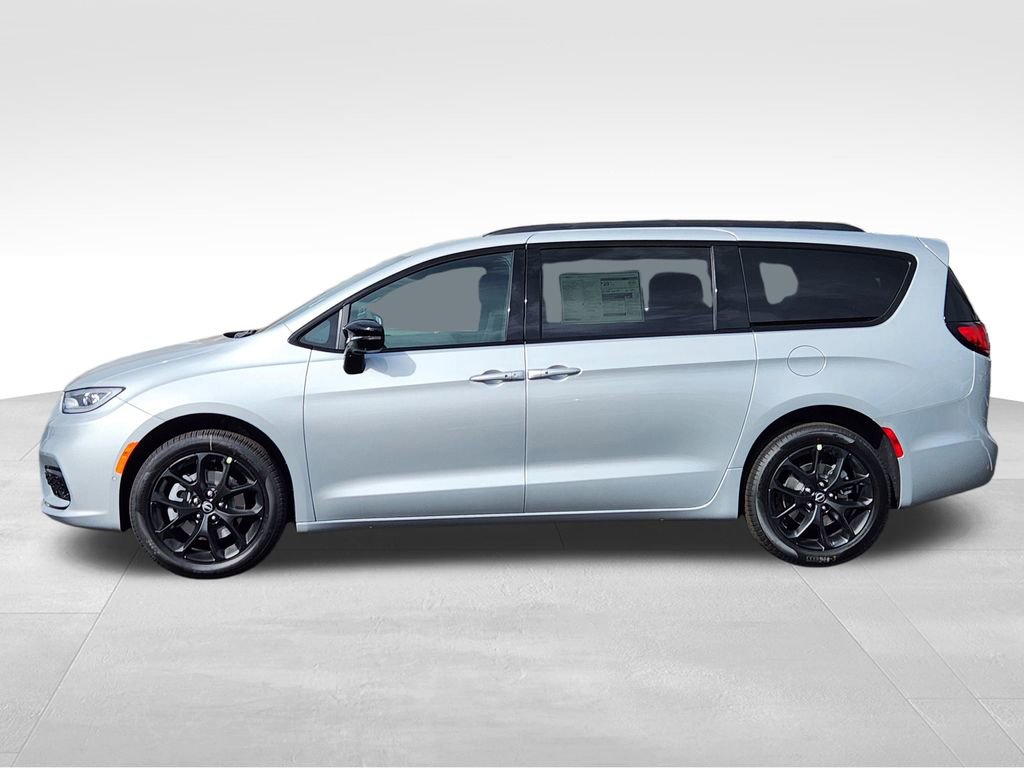 New 2026 Chrysler Pacifica Select w/ S Appearance Package image 2