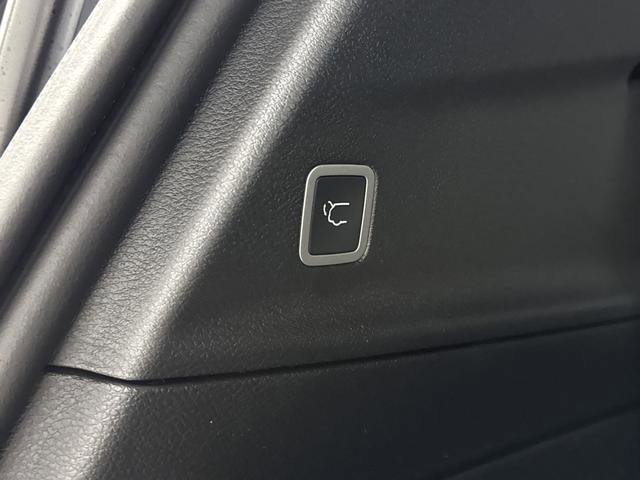 New 2026 Chrysler Pacifica Limited w/ Uconnect Theater Family Group image 17