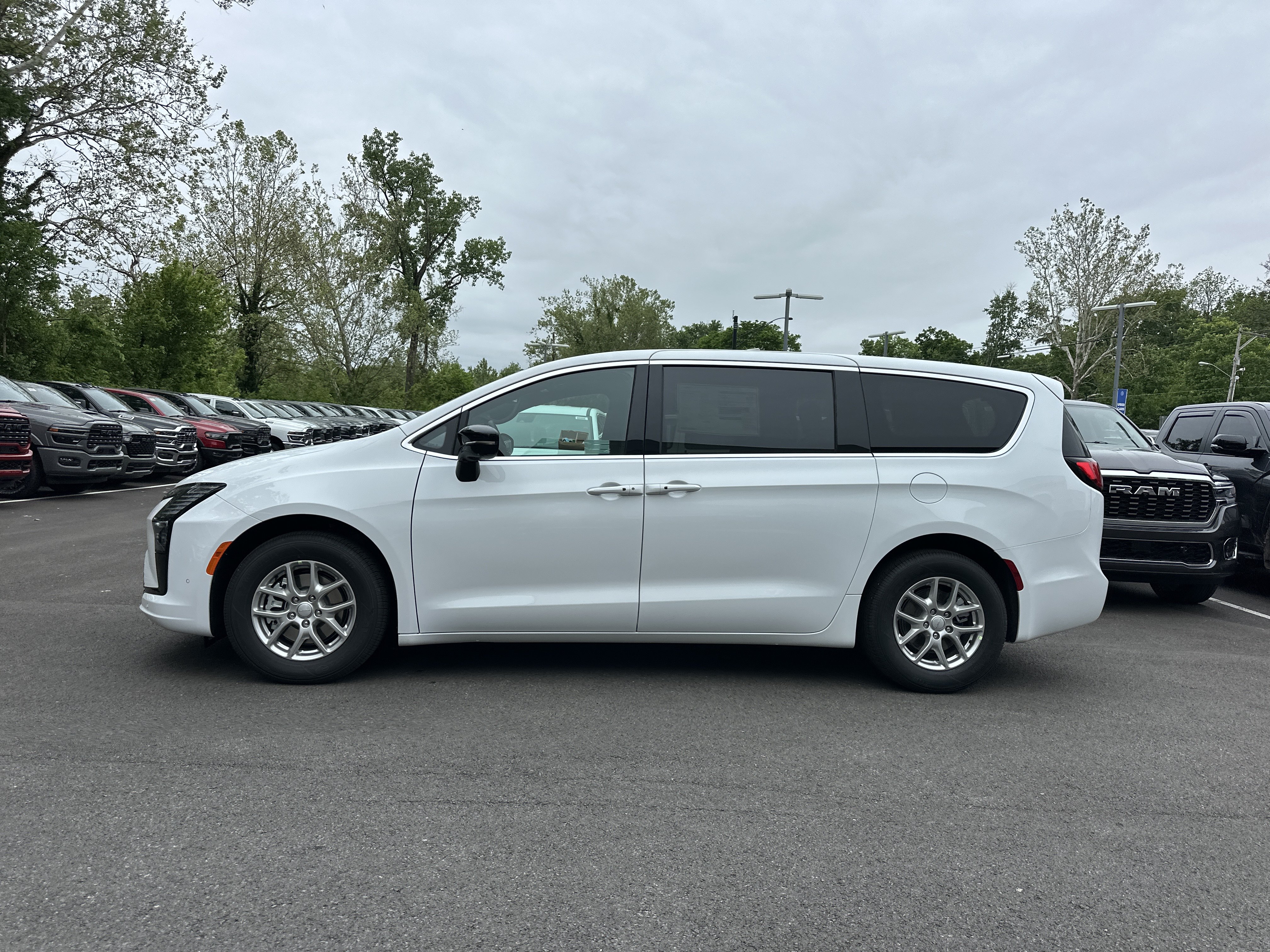 New 2027 Chrysler Pacifica Select w/ Family Tech Group FWD image 20