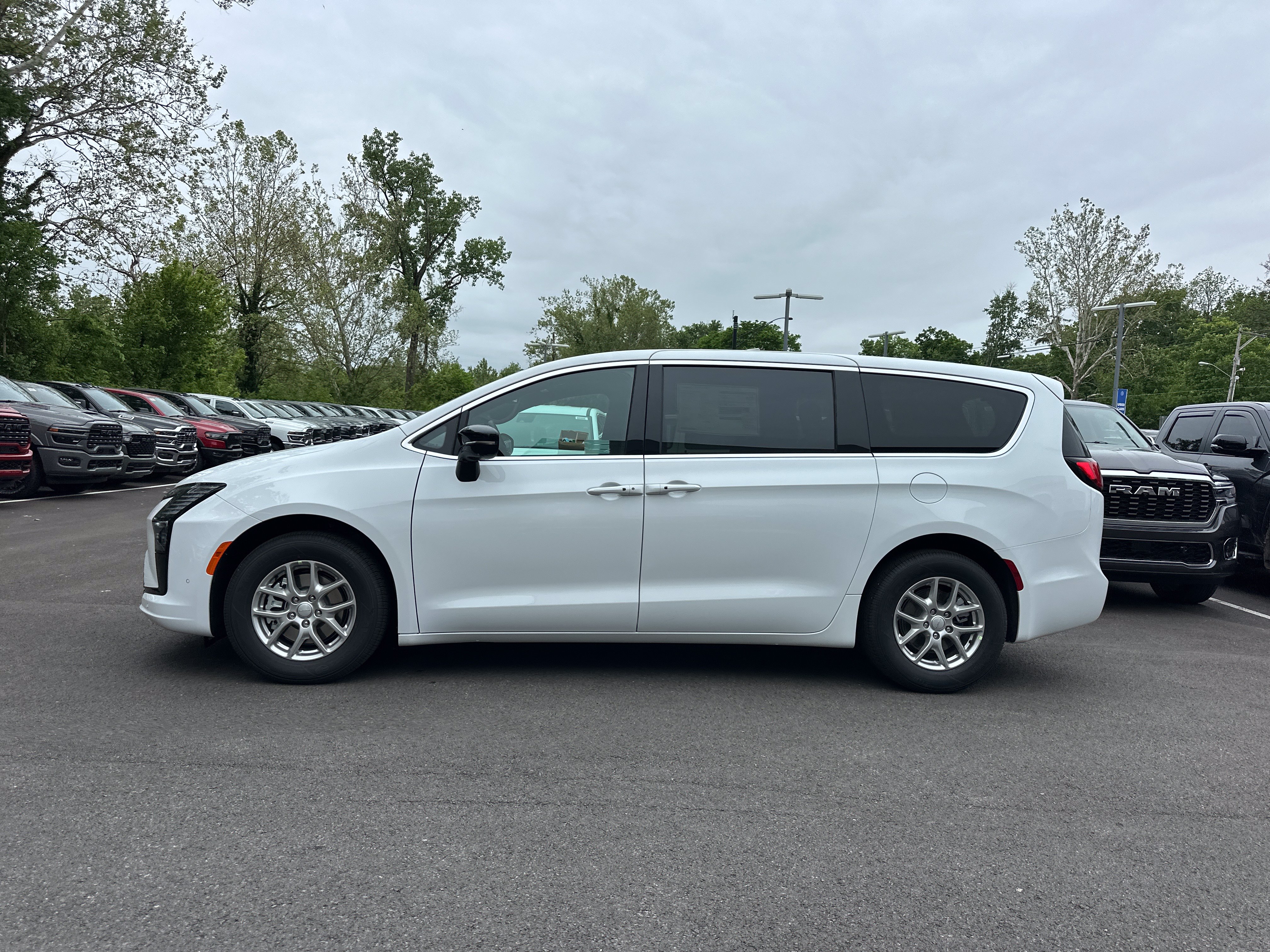 New 2027 Chrysler Pacifica Select FWD image 20