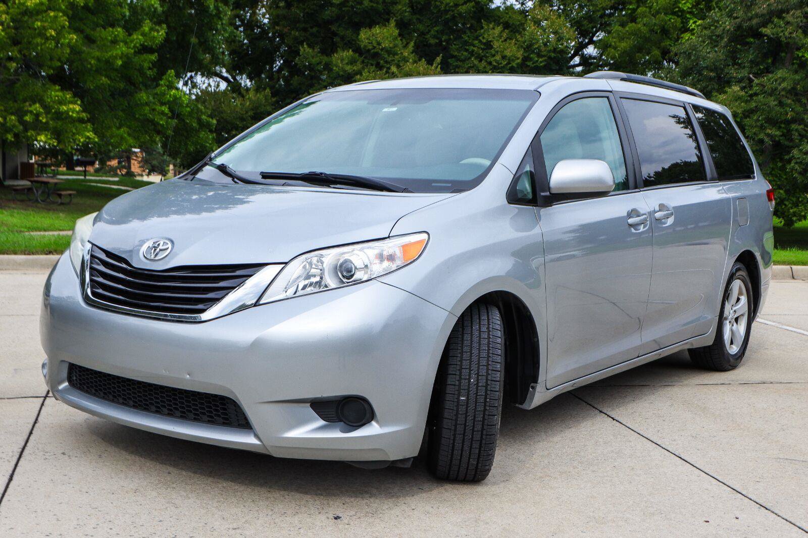 Used 2011 Toyota Sienna LE w/ Towing Pkg FWD image 3