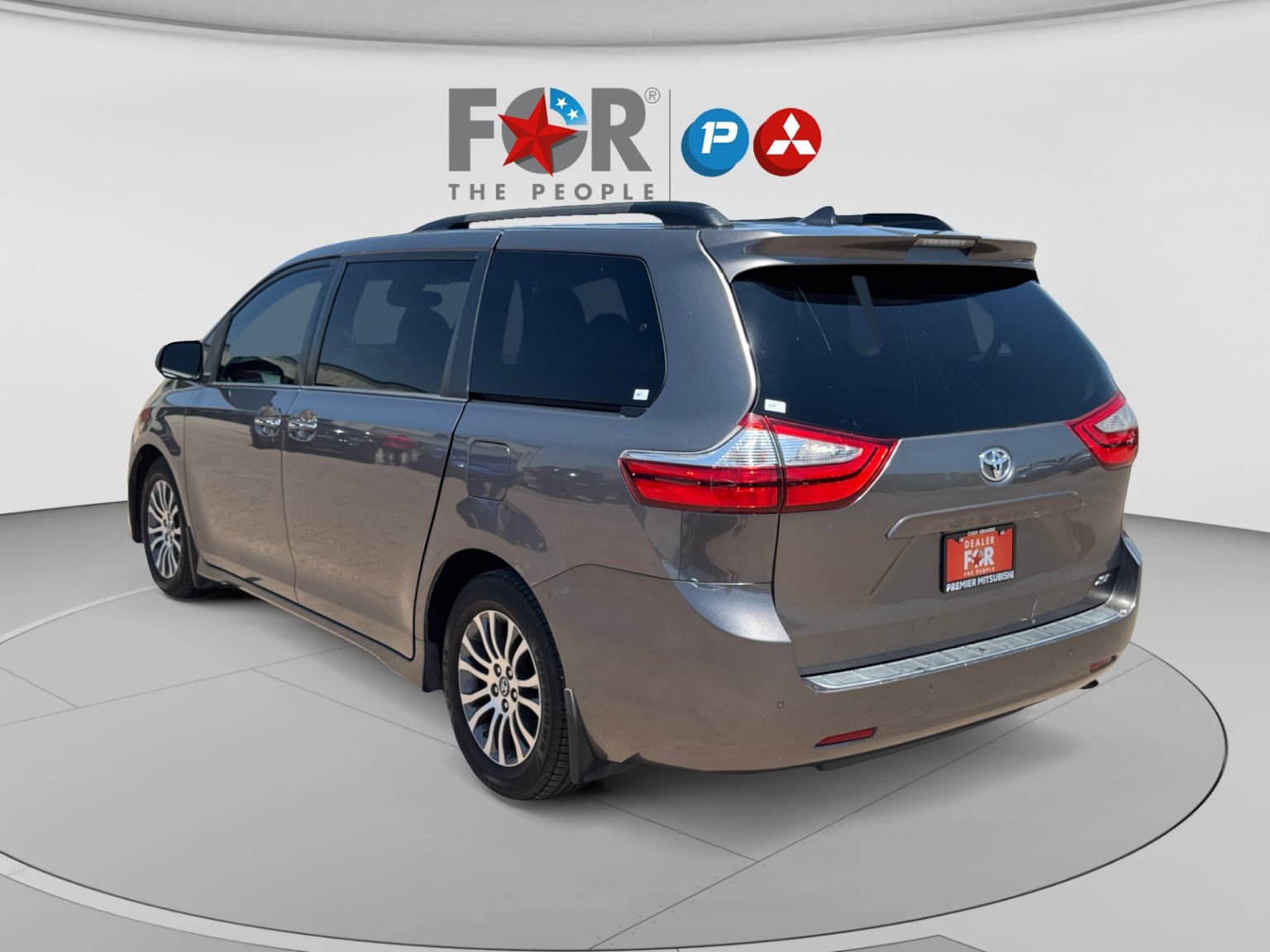 Used 2018 Toyota Sienna XLE w/ XLE Navigation Package FWD image 3